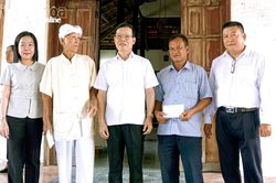 L&atilde;nh đạo Ban Tuy&ecirc;n gi&aacute;o v&agrave; D&acirc;n vận Trung ương thăm, tặng qu&agrave; tại 2 x&atilde; Ninh Phước v&agrave; Xu&acirc;n Hải