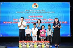 Trao tặng b&uacute;t chấm đọc cho con đo&agrave;n vi&ecirc;n, người lao động c&oacute; ho&agrave;n cảnh kh&oacute; khăn