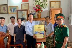 Trưởng Ban Tuy&ecirc;n gi&aacute;o v&agrave; D&acirc;n vận Tỉnh ủy Dương Đức Huy thăm, tặng qu&agrave; gia đ&igrave;nh người c&oacute; c&ocirc;ng tại x&atilde; Hưng Kh&aacute;nh