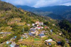B&agrave;i 3: L&aacute; chắn th&eacute;p từ bản l&agrave;ng
