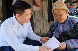 Mường Khương: 140 suất qu&agrave; được trao tặng người c&oacute; c&ocirc;ng với c&aacute;ch mạng nh&acirc;n dịp 27/7