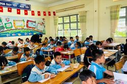 Gieo tri thức từ những 'lớp học áo xanh'