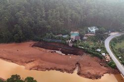 Xử lý, khắc phục vụ san gạt trái phép lòng hồ Suối Vàng