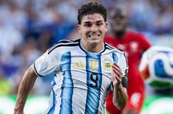 Arsenal sẵn sàng đổi Gyokeres lấy Julian Alvarez, Liverpool giữ chân Curtis Jones