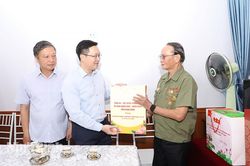 Đồng ch&iacute; Ph&oacute; B&iacute; thư Thường trực Tỉnh ủy Trần Đăng Quỳnh thăm, tặng qu&agrave; gia đ&igrave;nh người c&oacute; c&ocirc;ng tại phường Thi&ecirc;n Trường