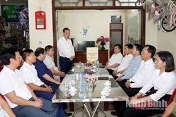 Đồng ch&iacute; Ph&oacute; B&iacute; thư Tỉnh ủy, Chủ tịch HĐND tỉnh L&ecirc; Quốc Chỉnh thăm, tặng qu&agrave; gia đ&igrave;nh người c&oacute; c&ocirc;ng tại x&atilde; Lai Th&agrave;nh