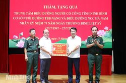 Đồng ch&iacute; Nguyễn Thanh B&igrave;nh, Ph&oacute; B&iacute; thư Tỉnh ủy, Chủ tịch UBND tỉnh thăm, tặng qu&agrave; c&aacute;c thương, bệnh binh, gia đ&igrave;nh người c&oacute; c&ocirc;ng