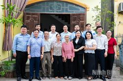 Đo&agrave;n c&ocirc;ng t&aacute;c của Ủy ban Kiểm tra Trung ương thăm hỏi, tặng qu&agrave; gia đ&igrave;nh Liệt sĩ Đỗ Tiến Dĩnh