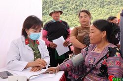 Khám bệnh, cấp phát thuốc miễn phí cho nhân dân trên địa bàn xã Vân Hồ