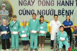 Chương tr&igrave;nh 'Ng&agrave;y đồng h&agrave;nh c&ugrave;ng người bệnh' lần thứ 24