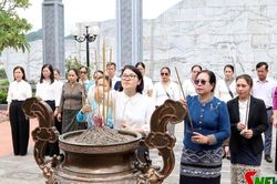 Đo&agrave;n c&ocirc;ng t&aacute;c Hội LHPN 3 tỉnh nước bạn L&agrave;o d&acirc;ng hương Đền thờ B&aacute;c Hồ
