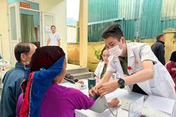 Bệnh viện 19-8, Bộ C&ocirc;ng an kh&aacute;m bệnh miễn ph&iacute;, tặng qu&agrave; gia đ&igrave;nh ch&iacute;nh s&aacute;ch tại x&atilde; Lũng C&uacute;