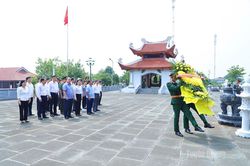 Đo&agrave;n c&ocirc;ng t&aacute;c của tỉnh d&acirc;ng hương tưởng niệm c&aacute;c Anh h&ugrave;ng liệt sĩ tại Nghĩa trang liệt sĩ tỉnh Tuy&ecirc;n Quang