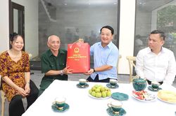 B&iacute; thư Tỉnh ủy Hầu A Lềnh thăm, tặng qu&agrave; gia đ&igrave;nh thương binh tại phường Minh Xu&acirc;n