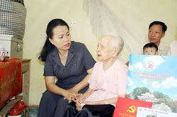 Ph&oacute; trưởng Đo&agrave;n đại biểu Quốc hội chuy&ecirc;n tr&aacute;ch tỉnh L&yacute; Thị Lan thăm, tặng qu&agrave; người c&oacute; c&ocirc;ng v&agrave; th&acirc;n nh&acirc;n người c&oacute; c&ocirc;ng tại x&atilde; Xu&acirc;n V&acirc;n