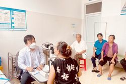 Kh&aacute;m, cấp ph&aacute;t thuốc mắt miễn ph&iacute; cho gần 200 người d&acirc;n x&atilde; Kiến Thiết
