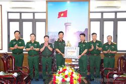 Tư lệnh Quân đoàn 12 Lê Xuân Thuân thăm, làm việc và tặng quà gia đình chính sách trên địa bàn tỉnh