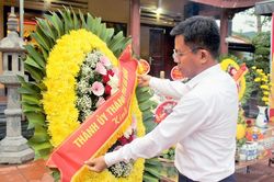 Đo&agrave;n c&ocirc;ng t&aacute;c Văn ph&ograve;ng Th&agrave;nh ủy Đ&agrave; Nẵng d&acirc;ng hương tri &acirc;n c&aacute;c Anh h&ugrave;ng liệt sĩ tại Điểm cao 468
