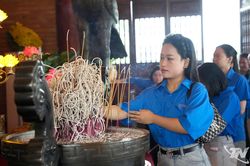 Dâng hương tưởng niệm các liệt sĩ thanh niên xung phong Đại đội 915