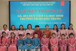 Gi&aacute;o sư B&ugrave;i Duy T&acirc;m gieo t&igrave;nh y&ecirc;u &aacute;o d&agrave;i v&agrave;o trường học