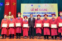 Trao bằng tốt nghiệp cho 37 t&acirc;n b&aacute;c sĩ chuy&ecirc;n khoa cấp I thuộc Dự &aacute;n 585