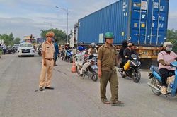 Tai nạn giao th&ocirc;ng 15/7: Xe đầu k&eacute;o va chạm xe k&eacute;o l&ocirc;i, 1 người tử vong