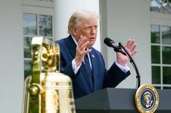 &Ocirc;ng Trump dọa kh&ocirc;ng k&iacute;ch to&agrave;n bộ nh&agrave; m&aacute;y điện v&agrave; cầu của Iran