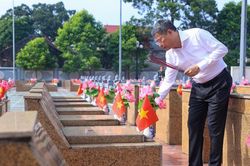 Thủ tướng dâng hương tưởng niệm các Anh hùng liệt sĩ tại Lạng Sơn