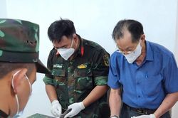 Lời thề trước giờ ra trận và hành trình tìm đồng đội của bác sĩ già