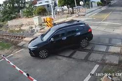 Xử l&yacute; hai vụ xe &ocirc; t&ocirc; vượt r&agrave;o chắn đường ngang qua đường sắt