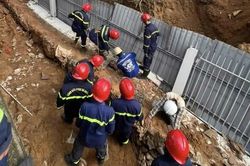 Điều tra vụ sập tường rào bê tông khiến nữ công nhân tử vong