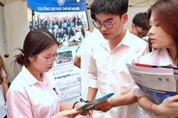 Tuyển sinh đại học 2026: Nơi chen chân không lọt, chỗ mỏi mắt tìm người