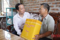 Chủ tịch UBND tỉnh L&ecirc; Hải H&ograve;a thăm, tặng qu&agrave; gia đ&igrave;nh ch&iacute;nh s&aacute;ch tại x&atilde; Độc Lập