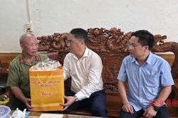 B&iacute; thư Tỉnh ủy Phan Thăng An thăm, tặng qu&agrave; người c&oacute; c&ocirc;ng v&agrave; th&acirc;n nh&acirc;n liệt sĩ tại phường Thục Ph&aacute;n
