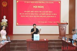 UBND phường Tân Giang tổ chức cho 18 hộ dân bốc thăm lô đất khu tái định cư lần thứ nhất Dự án Đầu tư khai thác lộ thiên Mỏ sắt Nà Rụa