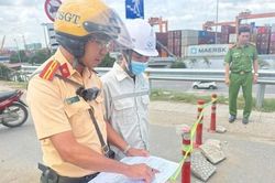 CSGT C&ocirc;ng an TPHCM lập bi&ecirc;n bản xử phạt đơn vị sửa chữa cầu Đồng Nai
