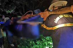 Cảnh s&aacute;t CNCH đưa nạn nh&acirc;n tử vong khi đi h&aacute;i na tr&ecirc;n n&uacute;i đ&aacute; về với gia đ&igrave;nh