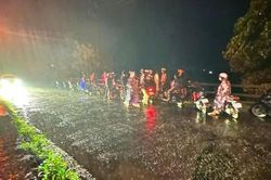 C&ocirc;ng an phường cứu sống người d&acirc;n bị đuối nước trong đ&ecirc;m mưa gi&oacute;