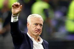 HLV Deschamps: 'Nói thì bị coi là khóc nhè, nhưng trọng tài có đủ năng lực?'