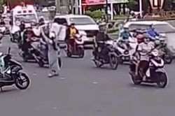 Khoảnh khắc g&acirc;y sốt mạng: K&iacute;p 115 dừng xe giữa đường cứu b&eacute; trai bất tỉnh