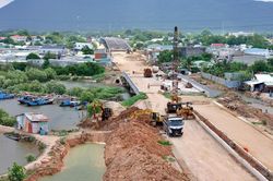 Nhiều lần 'lỡ hẹn', đường nối cảng nước s&acirc;u lớn nhất Việt Nam thi c&ocirc;ng ra sao?