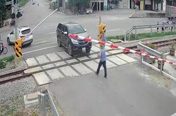 Khoảnh khắc nữ tài xế vượt đèn tín hiệu băng qua đường sắt