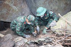 Cận cảnh hang Đá Sập - nơi phát hiện 5 hài cốt liệt sĩ cùng nhiều di vật