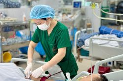 Tăng phụ cấp đặc thù cho nhân viên y tế