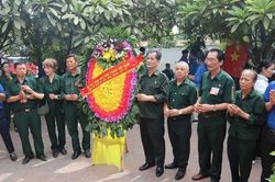 D&acirc;ng hương tưởng niệm liệt sĩ TNXP tại địa chỉ đỏ Bến ph&agrave; cầu phao Khuyến Lương