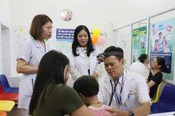 Phường Cửa Nam tổ chức khám sức khỏe định kỳ miễn phí cho trẻ em dưới 6 tuổi