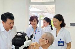 Người d&acirc;n x&atilde; H&aacute;t M&ocirc;n phấn khởi tham gia kh&aacute;m sức khỏe miễn ph&iacute;