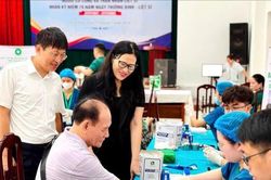 Phường Y&ecirc;n H&ograve;a kh&aacute;m sức khỏe, tri &acirc;n 320 người c&oacute; c&ocirc;ng v&agrave; th&acirc;n nh&acirc;n liệt sĩ