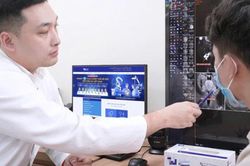 Thanh ni&ecirc;n 23 tuổi su&yacute;t mất th&iacute;nh lực v&igrave; mắc sai lầm trong l&uacute;c đeo tai nghe