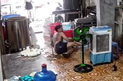 Th&oacute;t tim khoảnh khắc người đ&agrave;n &ocirc;ng bị điện giật v&ugrave;ng vẫy tho&aacute;t khỏi cửa tử